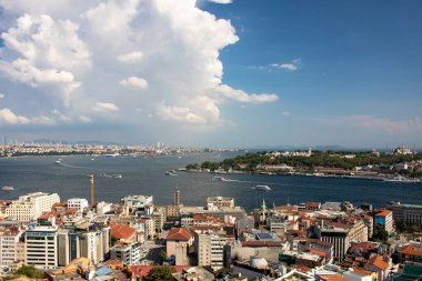 İstanbul şehri ve gökyüzü bulutlu Galata Kulesi 'nden Bosphorus