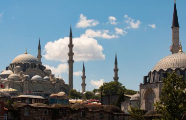 İstanbul Eminonu 'dan Süleyman Camii ve Rustem Pasa Camii. Ramazan, iftar, kandil, kadir gecesi (laylat al-qadr), İslami yeni yıl, Kurban Bayramı arkaplan fotoğrafı.