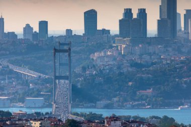 İstanbul 'da gündüz vakti Boğaziçi Köprüsü