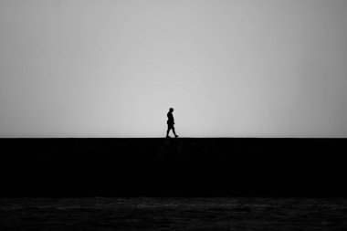 Yürüyen adamın silueti