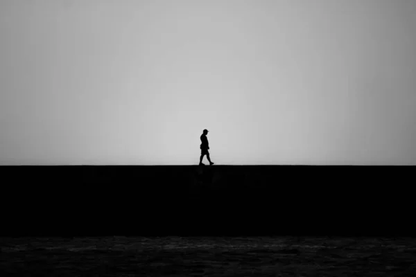 Yürüyen Adamın Silueti — Stok fotoğraf