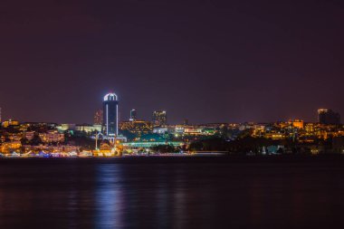 İstanbul 'un gece manzarası