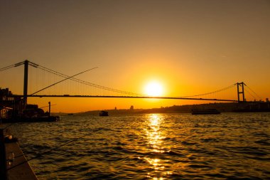 İstanbul 'da gün batımında Boğaziçi Köprüsü