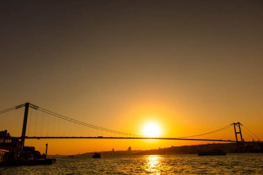 İstanbul 'da gün batımında Boğaziçi Köprüsü