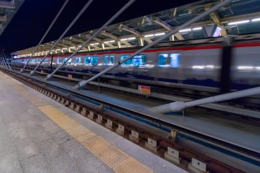 İstanbul metrosu Halic Metro Köprüsü 'nden gece