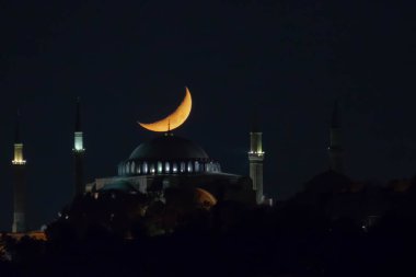 Ayasofya ve Hilal Ay. Ramazan, iftar, kandil, kadir gecesi (laylat al-qadr), İslami yeni yıl, Kurban Bayramı arkaplan fotoğrafı.
