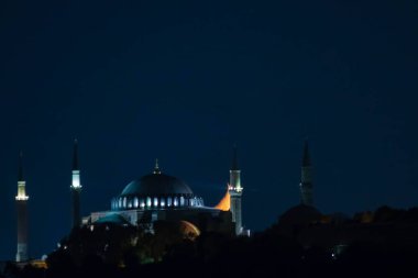 Ayasofya ve Hilal Ay. Ramazan, iftar, kandil, kadir gecesi (laylat al-qadr), İslami yeni yıl, Kurban Bayramı arkaplan fotoğrafı.