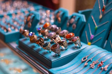 Kürsüde yüzükler 