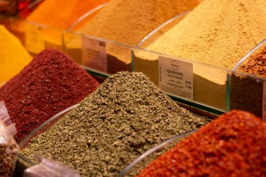 Baharatlar İstanbul 'daki Baharat Pazarı' nda stantta