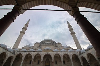 Süleyman Camii 'nin kubbeleri ve minareleri. Ramazan, iftar, kandil, kadir gecesi (laylat al-qadr), İslami yeni yıl, Kurban Bayramı arkaplan fotoğrafı.