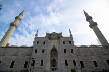 Süleyman Camii 'nin ana kapısı ve minareleri. Ramazan, iftar, kandil, kadir gecesi (laylat al-qadr), İslami yeni yıl, Kurban Bayramı arkaplan fotoğrafı.