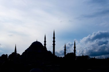 İstanbul 'daki Gökyüzü bulutlu Süleyman Camii. Ramazan, iftar, kandil, kadir gecesi (laylat al-qadr), İslami yeni yıl, Kurban Bayramı arkaplan fotoğrafı.