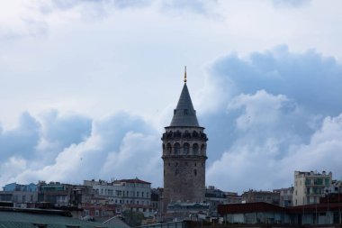Bulutlu Gökyüzündeki Galata Kulesi