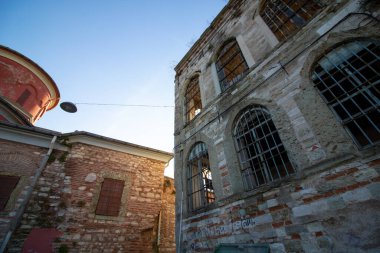 Balat 'ta bir kilise ve bir harabe.