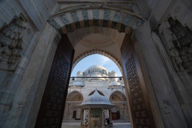 Sehzadebasi Camiinin ana kapısı.