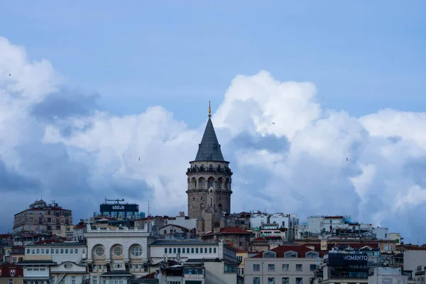 Galata Kulesi ve Bulutlu Gökyüzü