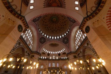 Süleyman Camii 'nin içi. Ramazan, iftar, kandil, kadir gecesi (laylat al-qadr), İslami yeni yıl, Kurban Bayramı arkaplan fotoğrafı.