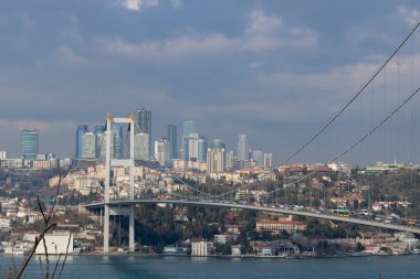 Nakkastepe 'den İstanbul Boğazı Köprüsü ve Şehrinin gündüz manzarası