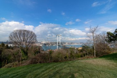 Nakkastepe 'den İstanbul Boğazı Köprüsü ve Şehrinin gündüz manzarası
