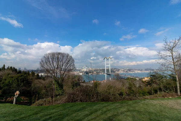 Bosporbron Och Istanbuls Stadsbild Dagtid Från Nakkastepe — Stockfoto