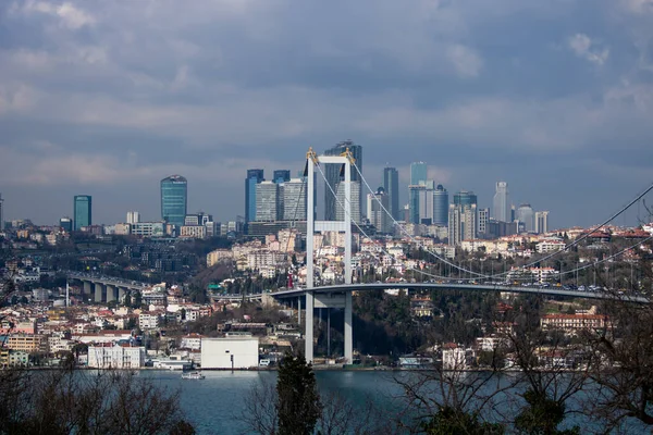 来自Nakkastepe的伊斯坦布尔博斯普鲁斯桥和城市景观 — 图库照片