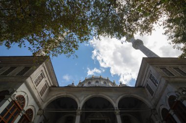 Ortakoy Camii ve Ağaçları. Ramazan, iftar, kandil, kadir gecesi (laylat al-qadr), İslami yeni yıl, Kurban Bayramı arkaplan fotoğrafı.