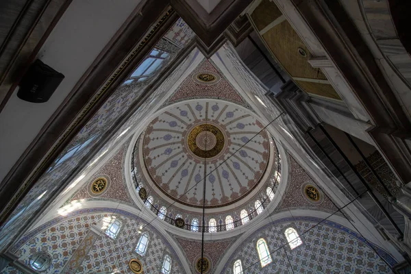 伊斯坦布尔Buyuk Selimiye清真寺的内部 Ramadan Iftar Kandil Kadir Gecesi Laylat Qadr Islamic — 图库照片