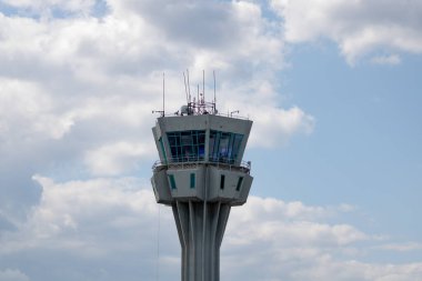 Hava Trafik Kontrol Kulesi bulutlu gökyüzünde