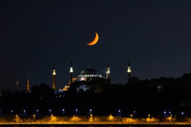 Ayasofya ve Hilal Ay gece İstanbul 'da. Ramazan, iftar, kandil, kadir gecesi (laylat al-qadr), İslami yeni yıl, Kurban Bayramı arkaplan fotoğrafı.