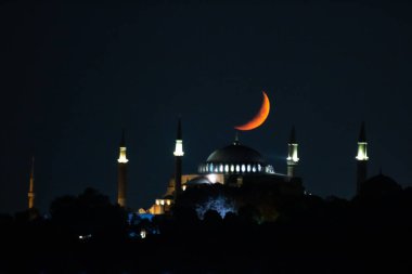 Ayasofya ve Hilal Ay gece İstanbul 'da. Ramazan, iftar, kandil, kadir gecesi (laylat al-qadr), İslami yeni yıl, Kurban Bayramı arkaplan fotoğrafı.
