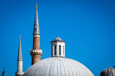 Mavi gökyüzü olan minare ve kubbe
