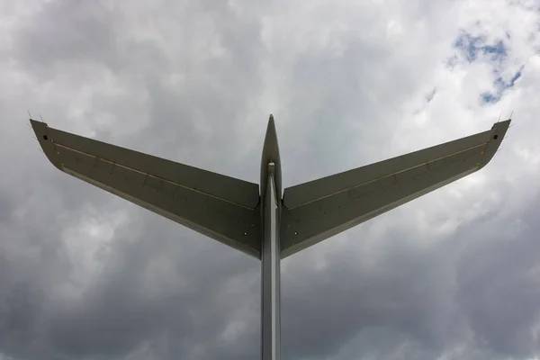 軍用貨物航空機の尾 — ストック写真