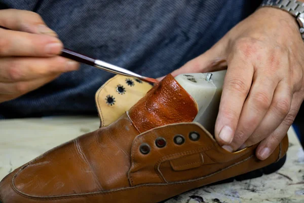 Homem Que Muda Cor Sapato Oficina — Fotografia de Stock