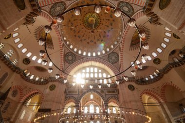 Süleyman Camii 'nin içi. Ramazan, iftar, kandil, kadir gecesi (laylat al-qadr), İslami yeni yıl, Kurban Bayramı arkaplan fotoğrafı.