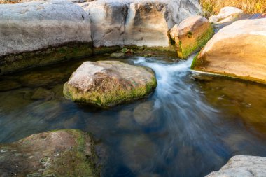 Kayalıklardaki küçük dere