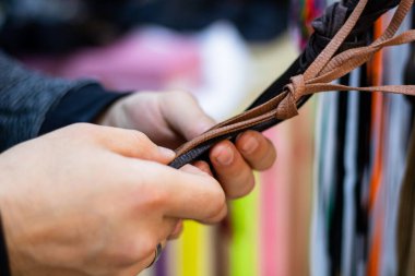 Ayakkabı bağcığı seçen bir adam.