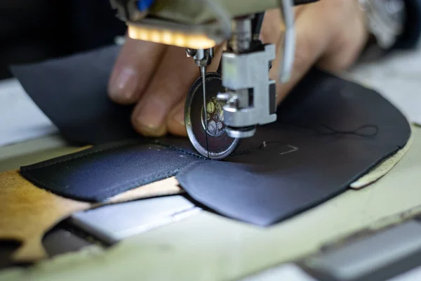 Hombre Cosiendo Cuero Para Hacer Zapato Zapatero Trabajando Taller Calzado —  Fotos de Stock