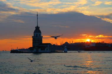 İstanbul 'da gün batımında Bakire Kulesi' nin silueti.
