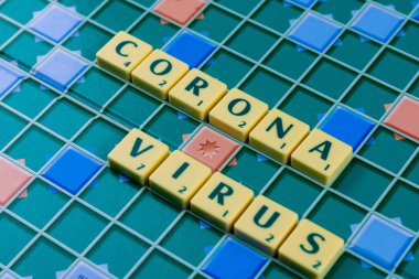 Corona Virüsü Coronavirus karantina günlerinde kelime oyunu tahtasında