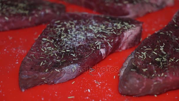 Sprinkling raw steak with salt — Stock Video
