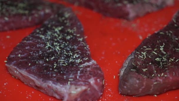 Rohe Steaks mit Salz bestreuen — Stockvideo