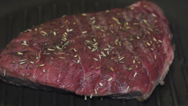 Steak bekapcsolása egy forró serpenyőben közelről — Stock videók