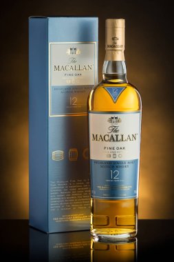Kişinev, Moldova Cumhuriyeti - 20 Şubat 2017: Macallan yayla tek malt scotch viski üzerinde sarı arka planda Kişinev, Moldovya.