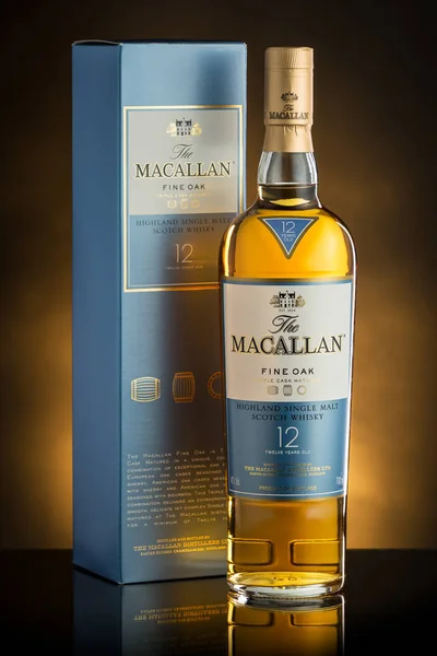 Kişinev, Moldova Cumhuriyeti - 20 Şubat 2017: Macallan yayla tek malt scotch viski üzerinde sarı arka planda Kişinev, Moldovya.