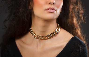 Güzel bir kadınla sarı kolye