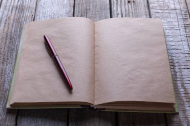  Kalem ve kitap iş veya eğitim kavramı için ahşap masa. 