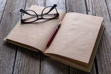 Gözlük kalem ve kitap iş veya eğitim con için ahşap masa