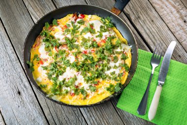  Omlet yapılan bir tava