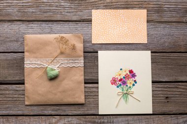 Beyaz kurdele ve çiçekler ile iki Kartpostal Zarf. 