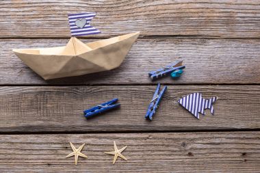 Kağıt gemi ve ahşap arka plan üzerinde balık.